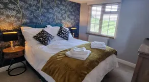 Harewell wood cabin - Image 2