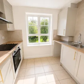 Modern 3-BR Flat in Northampton near Town Centre - Image 5