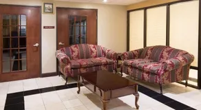 Super 8 by Wyndham Indianola - Image 3