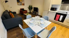 Well-Located 2-Bed Flat, Old Town - Image 2
