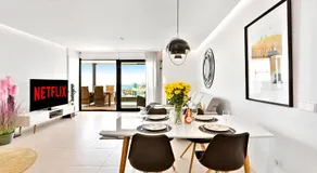 Appartement de vacances entièrement équipé avec internet haut débit, jardin et piscine | Vue plage | Plage à proximité - Image 2