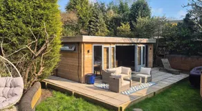 Clarence Cabin, King Bed & Free Parking - Image 3