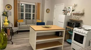 Adorable Apt with Access to Pool and Tennis Courts - Image 3
