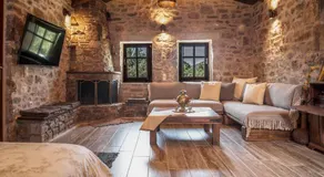 Karyoupolis Lounge Cave House - Image 2