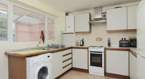 Large Cosy House Ideal for Corporate Lets - Image 4