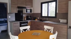 Céven' Ô Calme Gîte T2 avec jacuzzi privé, piscine et jardin - Image 4