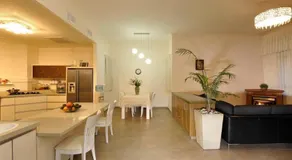 Achuza Bamarom - Image 4