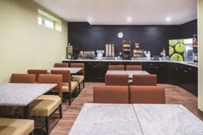 La Quinta Inn & Suites by Wyndham Brooklyn Central - Image 2