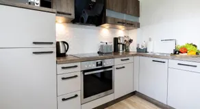 Gelbe Koffer - Stillvolle Design-Maisonette Heiligenwald OT Schiffweiler - bis 6 Pers - Wald & See nah - Image 4