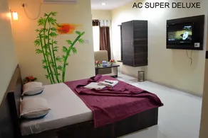Hotel Saket !! Couple Friendly Family Hotel !! - Image 5