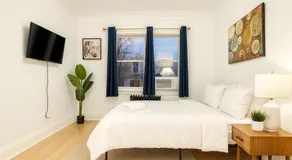 Cozy Modern Studio Queen BedWorkspacefastWifi - Image 5