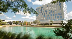 Apartamento apta para familias con piscina y jardín | Vistas a la ciudad - Image 3