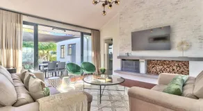 Family Home, WiFi, Patio, Secure Parking - Image 2