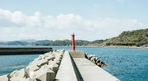 Amakusa Retreat House,天草リトリートハウス大きな窓から海を一望,静かな港の前に建つ自然素材の貸別荘 - Image 4