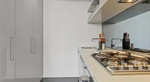 Modern 1-Bed Apartment Close to Attractions - Image 3