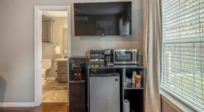 Palmer Hotel Suite Retreat in the Heart of Houston - Image 3
