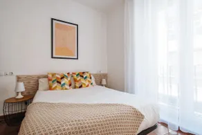 HomeySeville- Bright Apartment at Santa Cruz 6 pax, Parking Optional - Image 2