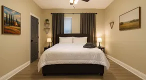 Tower Grove Apt w Balcony & Fast Wi-Fi - Image 2