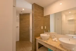 Le Nautique Beachfront Apartments - Image 2