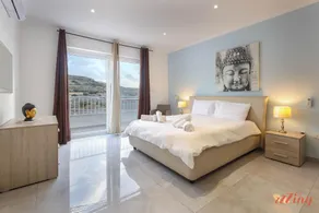 Pretty Beachfront Penthouse in Mellieha - Image 2
