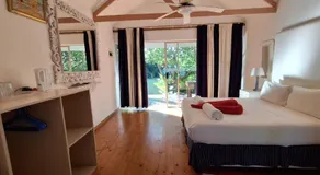 Bird watchers paradise, peaceful chalet in shaded resort - Image 2