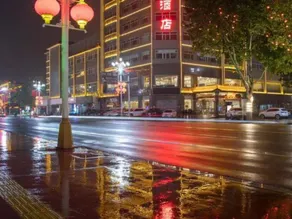 Huayang Holiday Hotel - Image 2