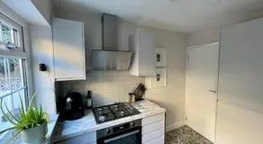 3BR, Sleeps 5, Free Parking, Fast WiFi, Near M62 & Leeds - Image 3
