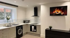 Parking, Self-Check in, Modern Home 3 Bedrooms - Image 3