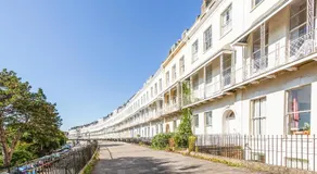 Elegant Period Clifton Balcony Apt - Simplycheckin - Image 5