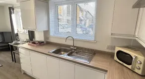 Modern-Wohnung-Apartment-Ensuite mit Bad - Image 3