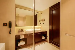 Sky World Hotel Qingdao - Image 2