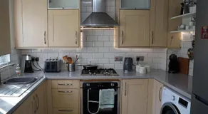 2026 Award winner In Our Liverpool Home Sleeps 5 in 2 Double & 1 Single Bedrooms - Image 4