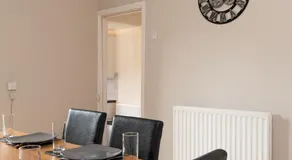 Family-Friendly 3-Bed Home in Central Location with Garden & Parking - Image 5