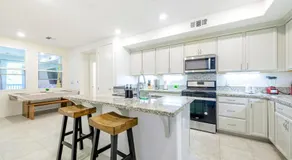 47242 Spacious 3BR Home 2 Kings AC Free Parking - Image 3