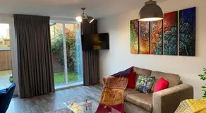 Homely, Cosy & Contemporary 4 BDR house with Garden & Parking 5 mins drive to Addenbrookes & Papworth hospitals & Bio Medical campus - Image 2