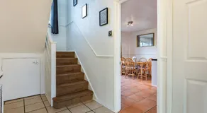 Phoenix House - 4 bedroom home centrally located in Ashford with parking - perfect for work stays or a special getaway! - Image 3