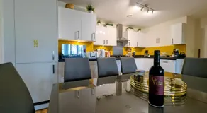 Modern 2 bedroom Flat with Parking Balcony and WiFi - Image 5