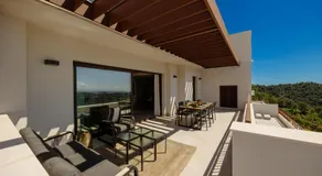 Modern penthouse with two terraces, jacuzzi and sea, lake and mountain views, in Almazara Hills - Image 4