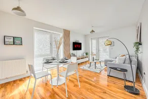 Elegant Apartment @ Campbell Park • City Centre • Balcony • Free Parking • Sky TV • Yoko Property - Image 2