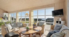 Lovely Holiday Home With Sea View - Image 4