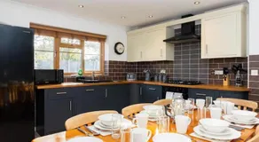 4 Bed Detached Home-Gloucester-Sleeps 10-Parking for 3-Work or Leisure - Image 2