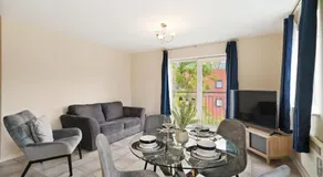 Peaceful 2BR Flat with Historic Bottle Kilns View & Free Parking Located near City Centre - Image 5