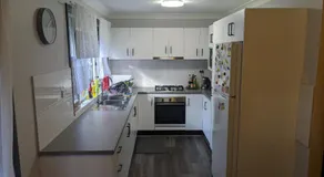 BIDWILL GARDENS - 2 Rooms A Private Room with a King-Size Bed or Open Lounge Room Floor Mattress SHARED Bathroom FREE Kitchen Essentials FREE Laundry Facilities Fast NBN WIFI HDTV NETFLIX, YOUTUBE, KAYO Meal and Transport Service Available - Image 4