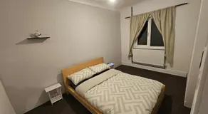 3-Bedroom Bungalow with Parking, Garden, WiFi & Jacuzzi Bath - Image 2