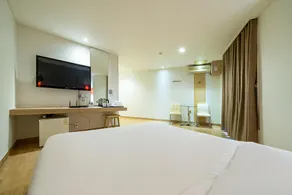 We Motel - Image 4