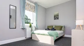 Ideal Work Stays 3BR 6 Guests Free Parking - Image 2