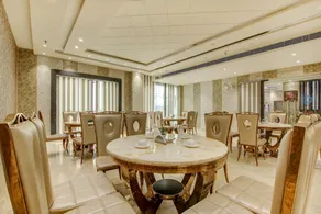 Townhouse Oak Hotel C Pearls - Image 4