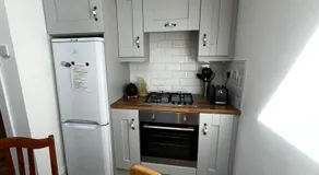 Traditional 3-Bed Cottage Sea Mountain Views - Image 5