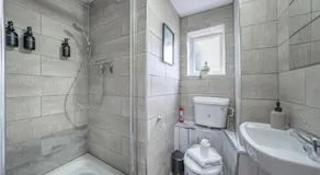 Contractor 4-Bed | FREE Parking | Wi-Fi | Hemel - Image 4