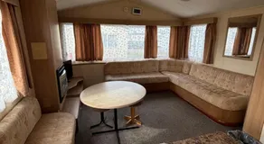 Family Caravan Clacton-on-Sea Sleeps 6 Near Beach - Image 2